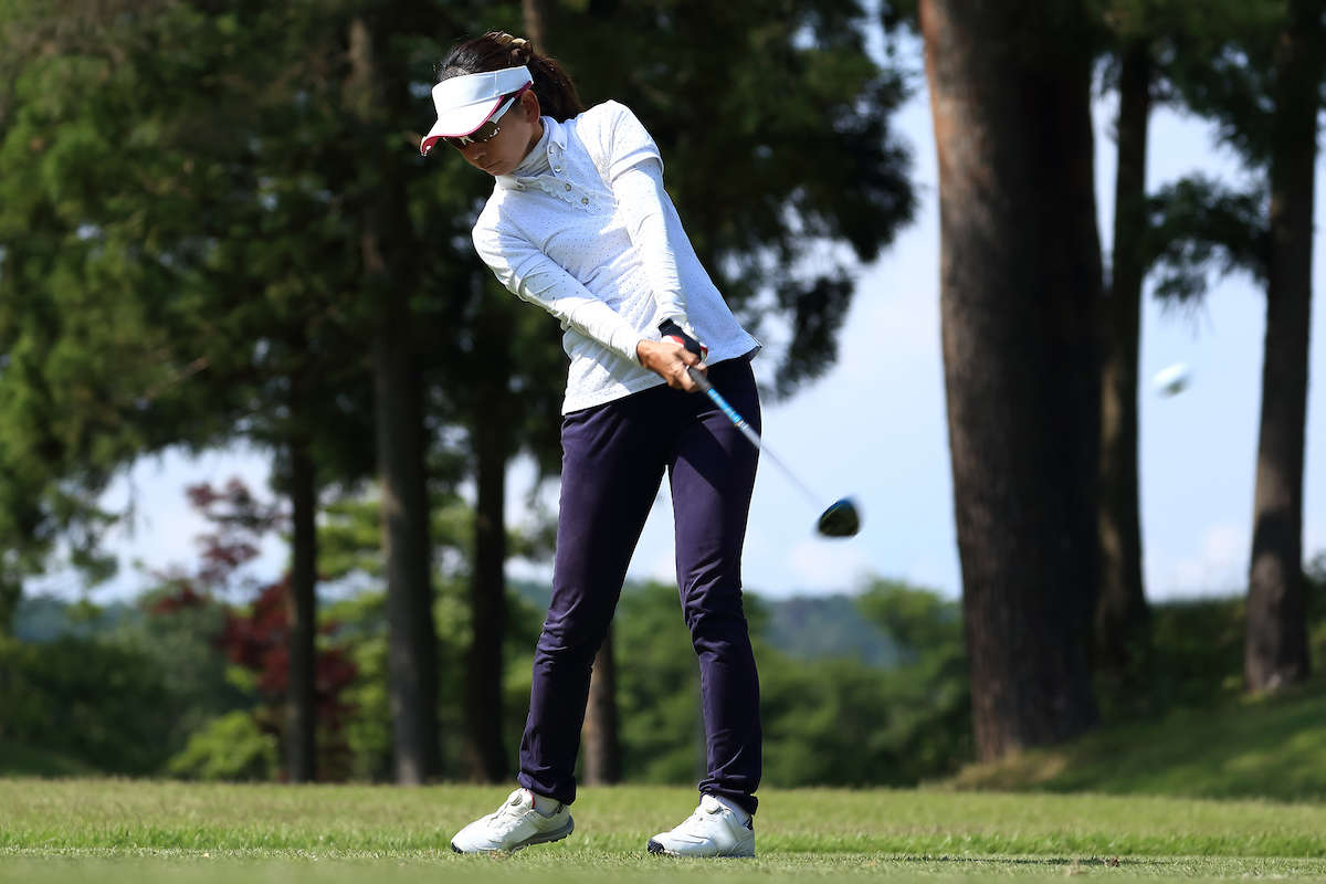 ゴルフをする女性